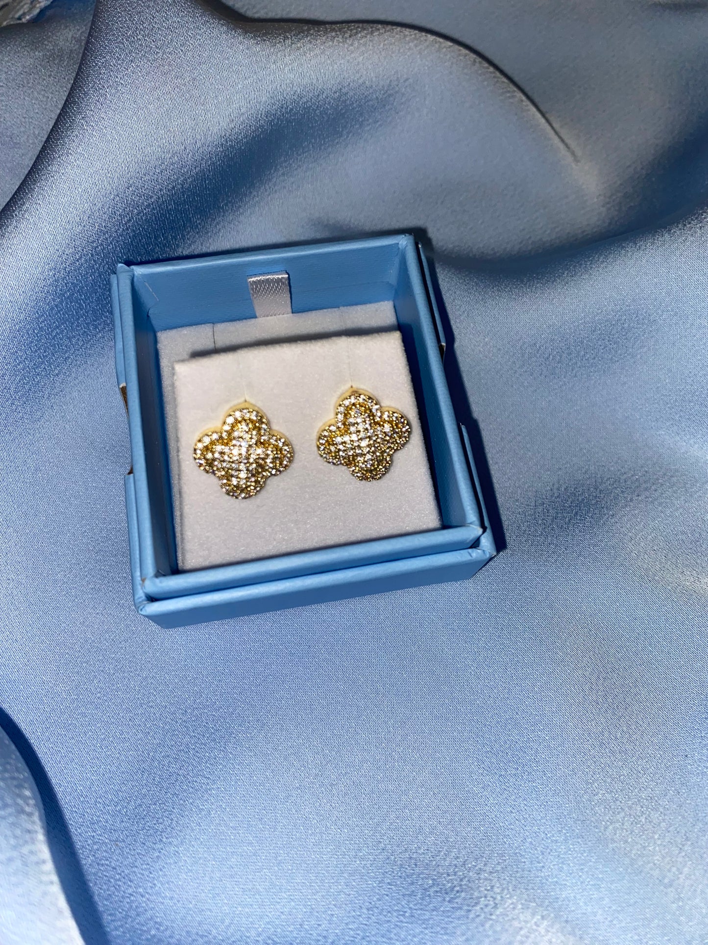 Glitter gold clover studs